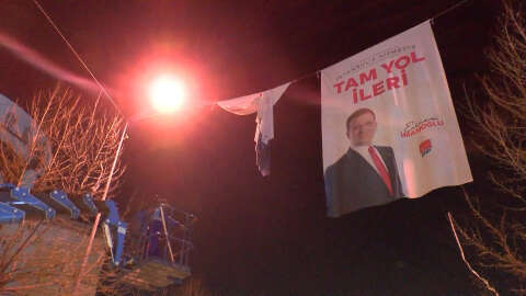 İstanbul- İstanbul'da seçim yasakları ile birlikte parti bayrakları ve afişler toplandı