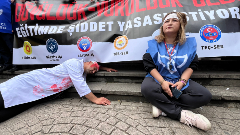 Bursa'da eğitimciler 2 ayrı yürüyüşle şiddeti protesto etti; önlüklerini ve yüzlerini kırmızıya boyadılar