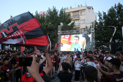 Gaziantep FK taraftarları, Pendikspor maçını meydanda kurulan dev ekrandan izledi