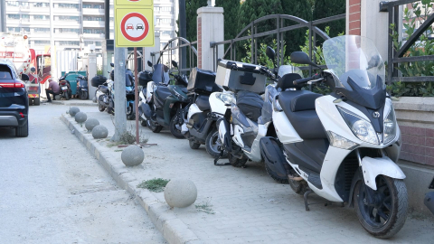 İstanbul - Otopark zammına tepki gösterip kaldırımları işgal ettiler