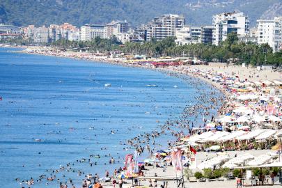 Sıcaktan bunalanlar, Konyaaltı Sahili'ne akın etti