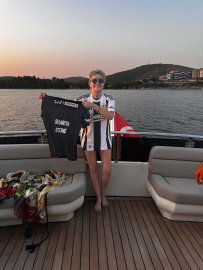 Sharon Stone'a, Bodrum'da Beşiktaş forması hediye edildi