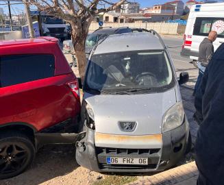 15 yaşındaki sürücünün seyir halinde ve park halindeki araçlara çarptığı kaza kamerada