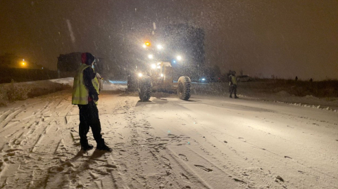 Yüksekova'da kar; araçlar yoldan çıktı