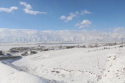 Hakkari’de kar yağdı; 51 yerleşim yerinin yolu kapandı