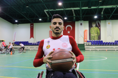 16 aylıkken omurilik felci geçirdi, basketbolla hayata tutundu