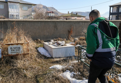 Mezarlıkta 30’dan fazla mezarın taşları tahrip edildi